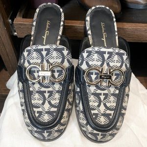 Salvatore ferragamo mules! 🤩🤩